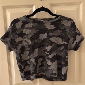 Lululemon crop tee in black/grey camo. Size 4